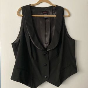 Black torrid vest size 3
